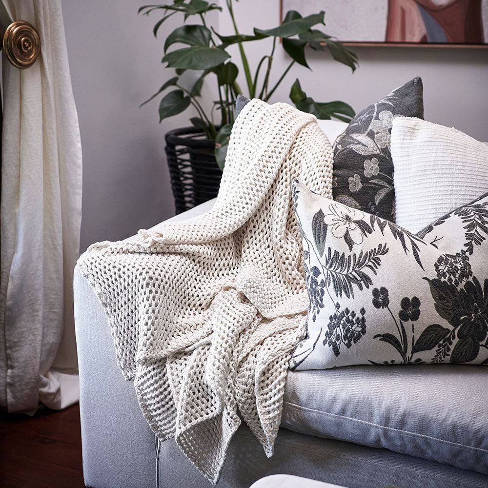Abrazo throw - white