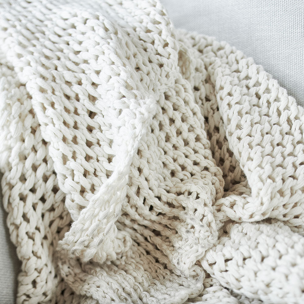 Abrazo throw - white