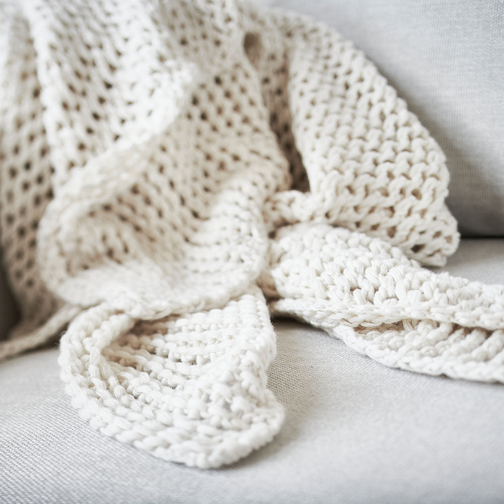 Abrazo throw - white