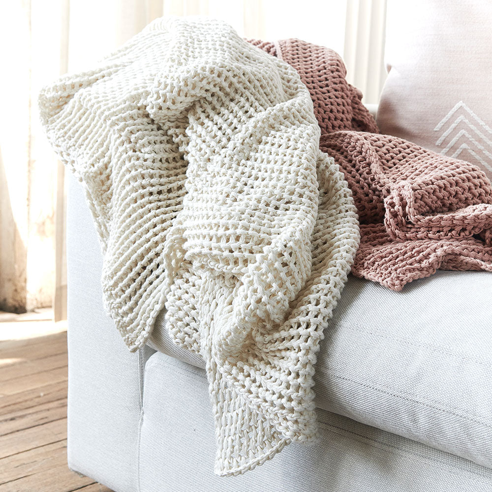 Abrazo throw - white