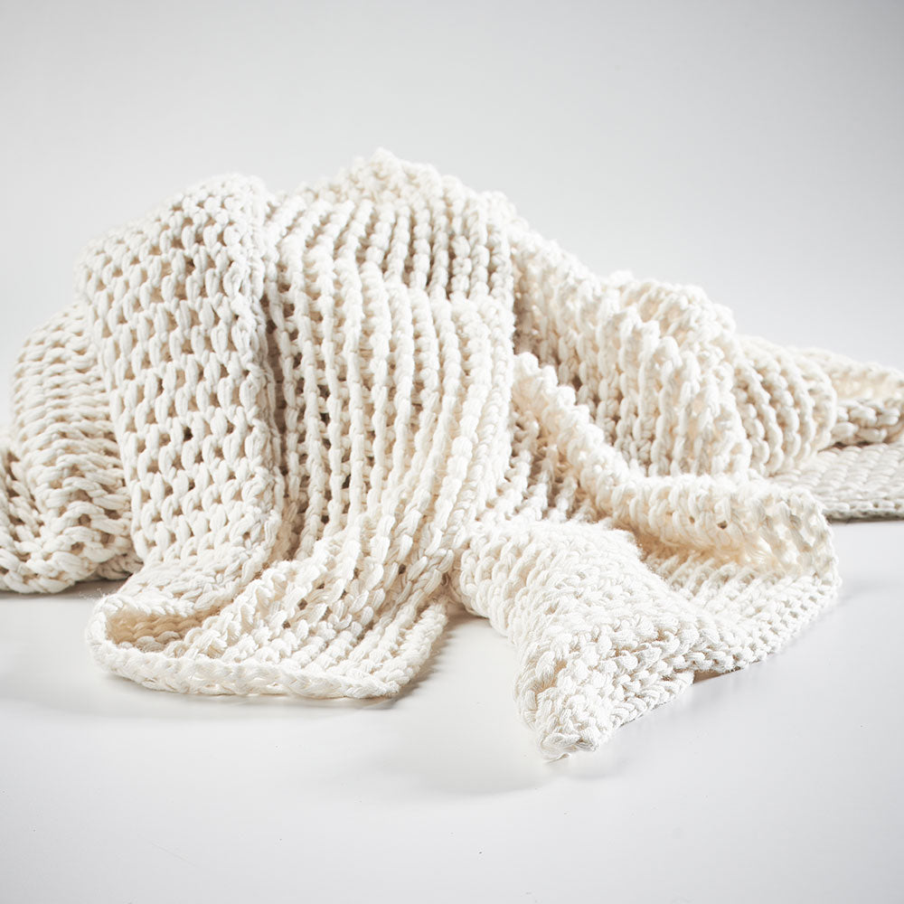 Abrazo throw - white